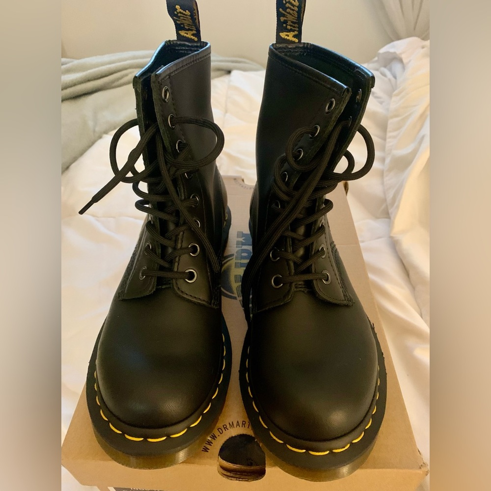 1460 Women's Smooth Leather Dr. Martens Women's size 7